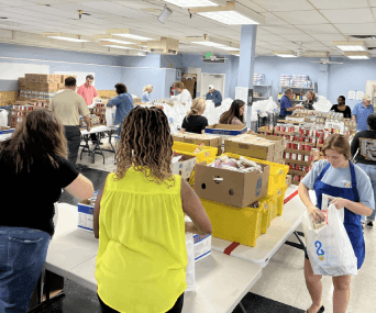 volunteer 342x285-min volunteers packaging goods at different rows