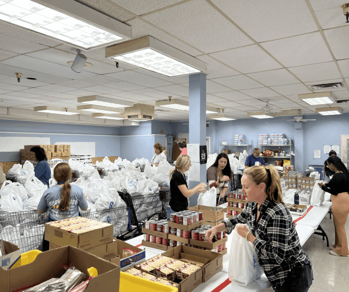volunteer 682x570 (1)-min volunteers packing goods