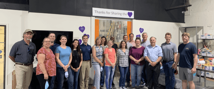 volunteer 684x285-min volunteer taking group picture